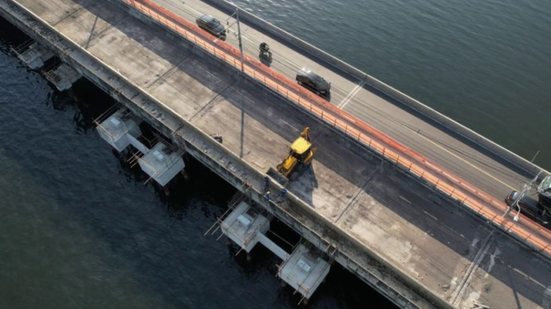 A fase inicial das intervenções na ponte deve ser finalizada até outubro, permitindo a integração do transporte sobre trilhos - Imagem: Divulgação / Prefeitura de São Vicente