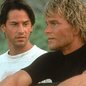 Keanu Reeves e Patrick Swayze interpretando Johnny Utah e Bodhi no filme "Caçadores de Emoção" - Foto: Reprodução