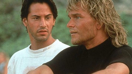 Keanu Reeves e Patrick Swayze interpretando Johnny Utah e Bodhi no filme "Caçadores de Emoção" - Foto: Reprodução