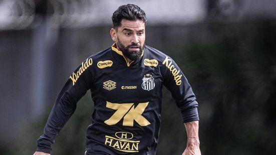 Rincón, que estava treinando com o grupo, ainda não está pronto para voltar ao time após edema na panturrilha esquerda - Foto: Raul Baretta/ Santos FC