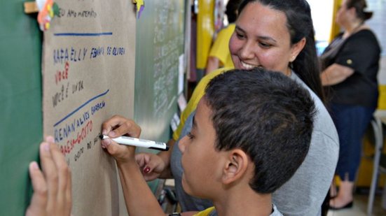 Santos, São Vicente e Guarujá mostram progresso significativo, refletindo a tendência de melhora na educação pública paulista - Imagem: Divulgação / Governo de SP