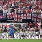 Torcida da Inglaterra cantando com os jogadores - Foto: Reprodução / X