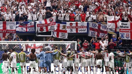 Torcida da Inglaterra cantando com os jogadores - Foto: Reprodução / X