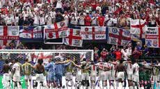 Torcida da Inglaterra cantando com os jogadores - Foto: Reprodução / X