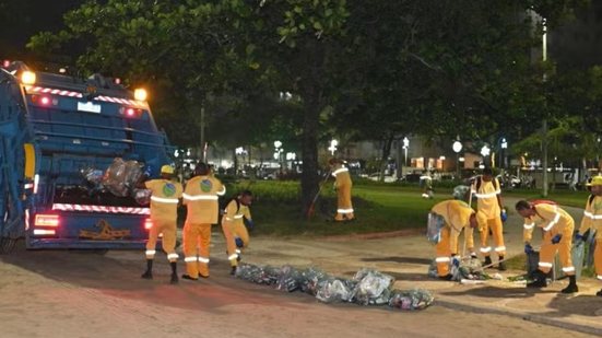 Quase 900 toneladas de lixo foram recolhidas nas praias da Baixada Santista após a festa de Réveillon de 2025 - Foto: Henrique Teixeira