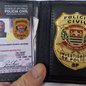 Durante a revista, os policiais encontraram um celular e o cartão falso, resultando na prisão do homem por falsificação de documento público - Foto: Divulgação/ Polícia Civil