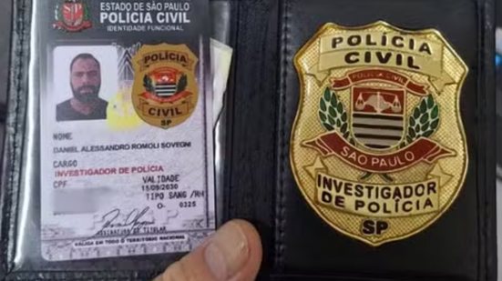 Durante a revista, os policiais encontraram um celular e o cartão falso, resultando na prisão do homem por falsificação de documento público - Foto: Divulgação/ Polícia Civil