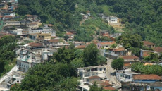 Apreensões de armas e drogas foram realizadas após confronto - Foto: PMS