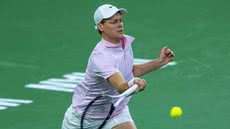 Sinner, que já foi semifinalista em Indian Wells, agora enfrenta o desafio de João Fonseca - Foto: ATP