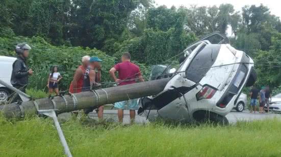 Um acidente na Avenida Vereadora Angelina Pretti deixou dois jovens em estado grave, mobilizando equipes de emergência para o resgate - Foto: Reprodução/ Redes Sociais