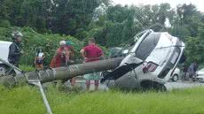 Um acidente na Avenida Vereadora Angelina Pretti deixou dois jovens em estado grave, mobilizando equipes de emergência para o resgate - Foto: Reprodução/ Redes Sociais