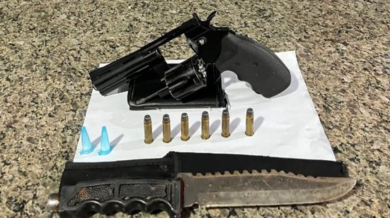 A Polícia Civil investiga as circunstâncias e motivações do crime, enquanto o homem permanece sob custódia - Foto: Reprodução / Polícia Militar