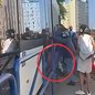 Um ciclista de 60 anos foi esmagado entre um trem VLT e uma grade de proteção, não resistindo aos ferimentos e falecendo no hospital - Imagem: Reprodução