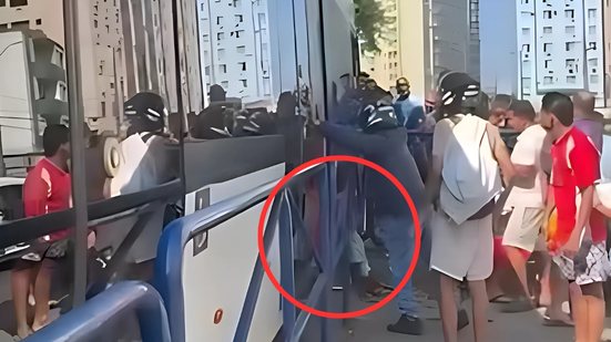 Um ciclista de 60 anos foi esmagado entre um trem VLT e uma grade de proteção, não resistindo aos ferimentos e falecendo no hospital - Imagem: Reprodução