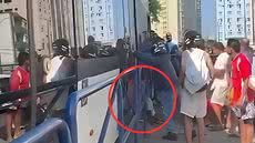 Um ciclista de 60 anos foi esmagado entre um trem VLT e uma grade de proteção, não resistindo aos ferimentos e falecendo no hospital - Imagem: Reprodução