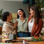 Estudo mostra que mulheres usam quase três vezes mais palavras que homens, revelando diferenças significativas na comunicação - Imagem: Reprodução