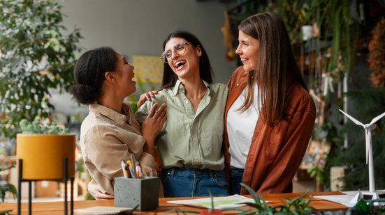 Estudo mostra que mulheres usam quase três vezes mais palavras que homens, revelando diferenças significativas na comunicação - Imagem: Reprodução
