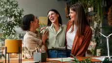 Estudo mostra que mulheres usam quase três vezes mais palavras que homens, revelando diferenças significativas na comunicação - Imagem: Reprodução