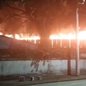 Bombeiros enviaram 11 profissionais e quatro caminhões para conter as chamas, que afetaram dois vagões do trem - Imagem: Reprodução