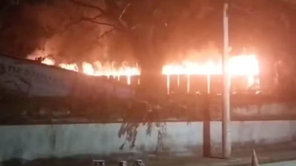 Bombeiros enviaram 11 profissionais e quatro caminhões para conter as chamas, que afetaram dois vagões do trem - Imagem: Reprodução