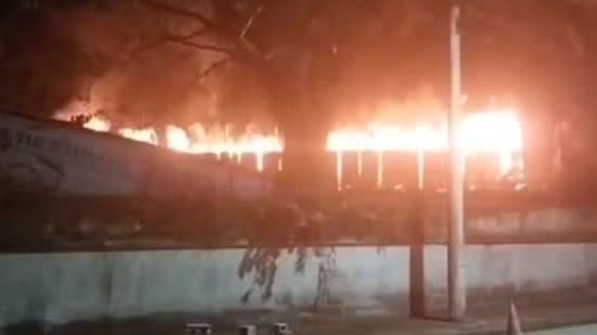 Bombeiros enviaram 11 profissionais e quatro caminhões para conter as chamas, que afetaram dois vagões do trem - Imagem: Reprodução