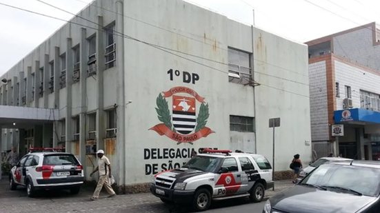 O suspeito agarrou a adolescente e a usou como escudo humano, arrastando-a para dentro de uma casa na tentativa de escapar da polícia - Foto: Silvio Muniz/ G1