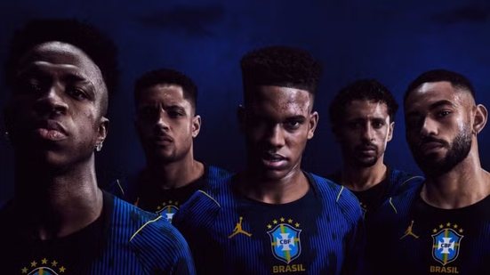 A nova camisa azul da Seleção Brasileira é a primeira a ter o logotipo Jumpman - Foto: Divulgação / Jordan/Nike