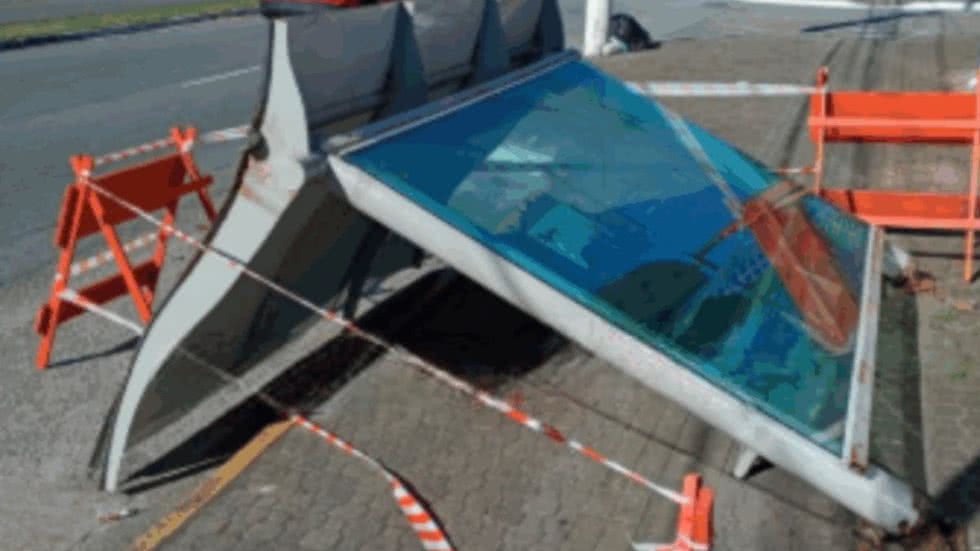 A estrutura do ponto de ônibus apresentava corrosão, indicando falta de manutenção e fiscalização, resultando no desmoronamento - Imagem: Reprodução