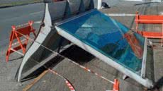 A estrutura do ponto de ônibus apresentava corrosão, indicando falta de manutenção e fiscalização, resultando no desmoronamento - Imagem: Reprodução