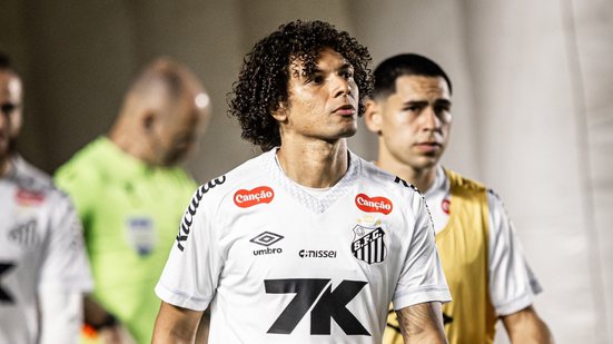 Willian Arão, que retornou de lesão, é a principal opção para substituir Schmidt na partida contra o Vitória - Foto: Raul Baretta/ Santos FC