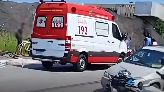 Um jovem de 20 anos ficou entre a vida e a morte após um grave acidente envolvendo um caminhão e duas motos em Praia Grande - Reprodução / Praia Grande Mil Grau