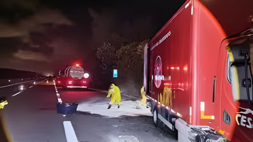 O motorista detectou o vazamento e acionou equipes especializadas para transferir a carga e evitar contaminações na vegetação - Imagem: Reprodução