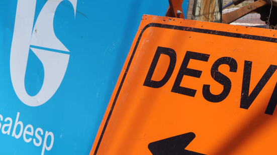 Motoristas devem redobrar a atenção ao passar pela área sinalizada durante a manutenção emergencial da Sabesp - Foto: Reprodução