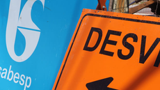 Motoristas devem redobrar a atenção ao passar pela área sinalizada durante a manutenção emergencial da Sabesp - Foto: Reprodução