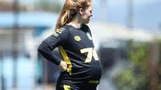 Com acompanhamento médico, Ketlen participa de treinos adaptados, garantindo saúde para ela e o bebê durante a gestação - Foto: Reinaldo Campos/ Santos FC