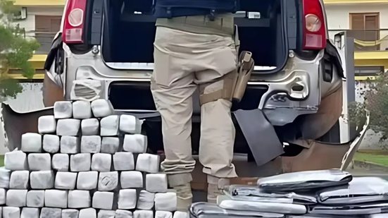 Vistoria detalhada no veículo revelou compartimento secreto com 57 quilos de drogas, incluindo haxixe e maconha - Foto: Divulgação/ Polícia Rodoviária Federal