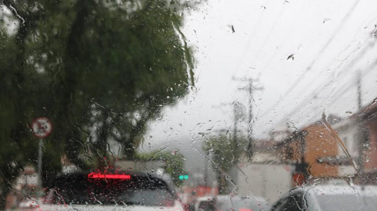 A Defesa Civil prevê pancadas de chuva em Santos a partir desta quinta-feira (2) - Foto: Raimundo Rosa