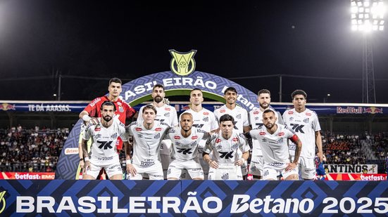 Com 27 pontos, Santos se mantém distante da zona de rebaixamento, mas frustração marca empate em jogo contra o Bragantino - Foto: Raul Baretta/ Santos FC