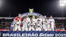 Com 27 pontos, Santos se mantém distante da zona de rebaixamento, mas frustração marca empate em jogo contra o Bragantino - Foto: Raul Baretta/ Santos FC