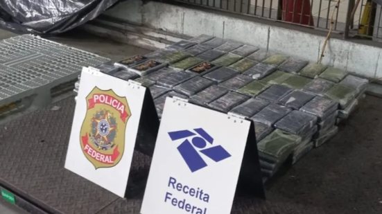 A droga estava oculta em um contêiner com 13 toneladas de couro, descoberta durante atividades de rotina da Receita Federal - Imagem: Reprodução