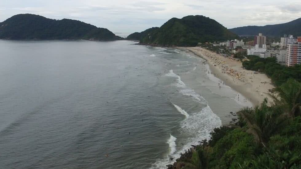 O incidente ocorreu no início da tarde, e o idoso foi retirado da água por surfistas antes da chegada do socorro, mas não sobreviveu - Foto: Daniel Villaça / Diário do Litoral