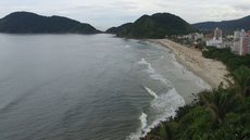 O incidente ocorreu no início da tarde, e o idoso foi retirado da água por surfistas antes da chegada do socorro, mas não sobreviveu - Foto: Daniel Villaça / Diário do Litoral