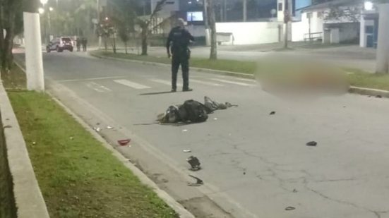 A Polícia Civil investiga o caso como homicídio culposo e busca identificar o proprietário do cavalo que estava solto na pista - Foto: Reprodução / Guarujá Mil Grau