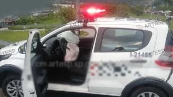 Um acidente na Rodovia Anchieta mobiliza equipes de emergência após colisão entre um caminhão e uma viatura da Polícia Militar - Divulgação/CCM Artesp