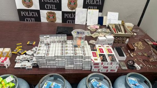 Uma operação da Polícia Civil resultou na prisão de dois homens e na apreensão de joias e produtos ilegais em São Vicente - Foto: Polícia Civil