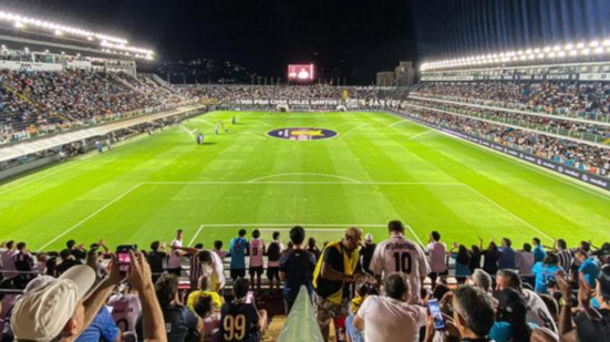 O gesto provocativo ocorreu após anulação de gol do Santos e foi repudiado até pela torcida do Atlético-MG, que ajudou na detenção - Divulgação/X/Santos