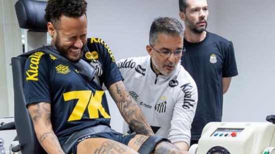 O craque do Santos está em recuperação de uma lesão grau 2 e pode voltar a campo no dia 09/11 contra o Flamengo - Imagem: Reprodução / Instagram Neymar