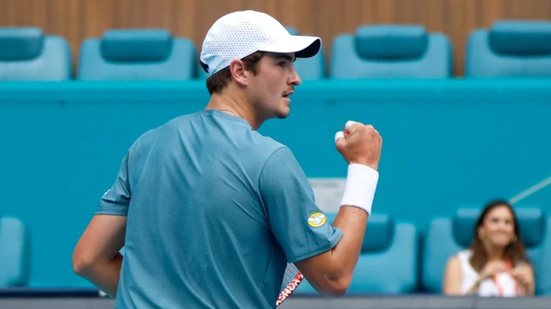 Com uma vitória de 2 sets a 1, João Fonseca avança para enfrentar o líder do ranking ATP - Foto: Chris Arjoon/Icon Sportswire/Getty Images