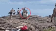 A briga entre dois homens na praia termina com ferimentos, mas não há registros oficiais do incidente até o momento - Foto: Reprodução/ Sabrina de Sousa