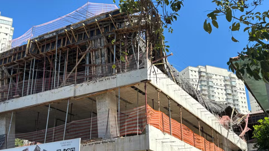 Acidente ocorreu em um edifício em construção no bairro Marapé - Foto: Vinicíus Farias/g1